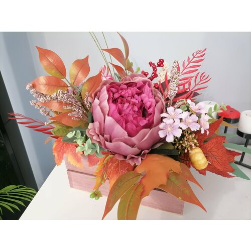 Композиция из искусственных цветов 