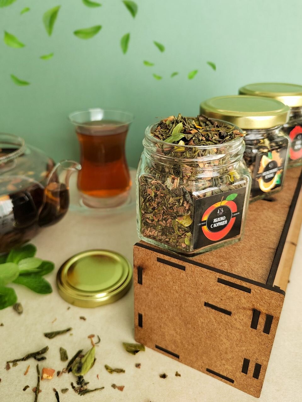 Чайный подарочный набор из трех банок листового черного и зеленого чая - фотография № 5