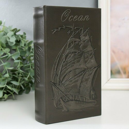 Сейф-книга дерево кожзам Парусное судно 21х13х5 см 1297₽