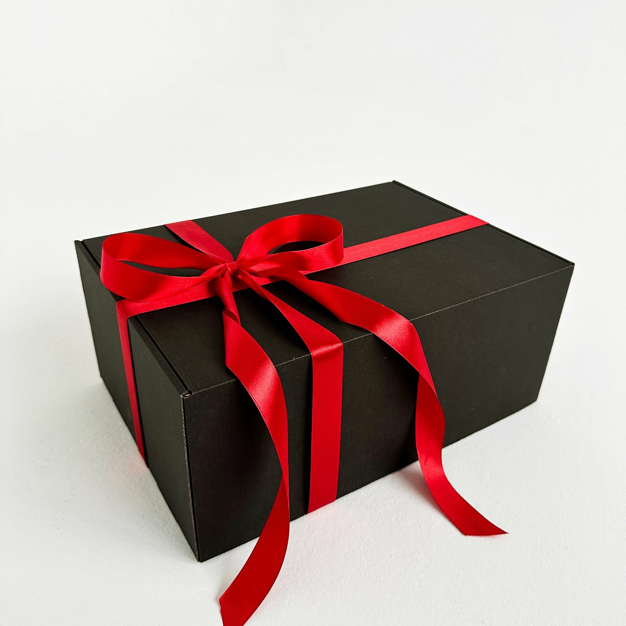 Большая подарочная коробка GILEV 37x26x12см с красной лентой и наполнителем