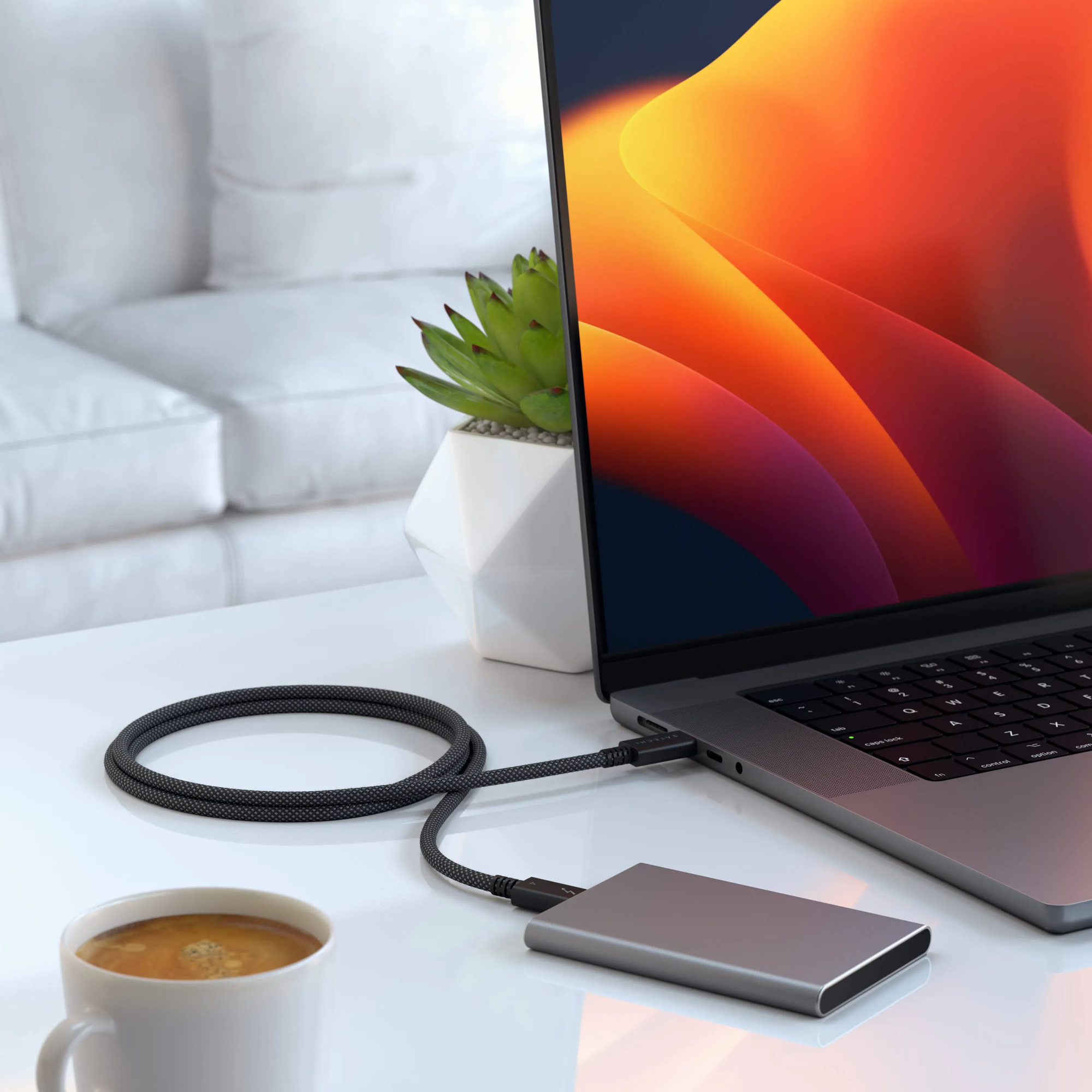 Кабель Satechi Thunderbolt 4 Pro (1m), для зарядки до 240 Вт, передачи данных и видео, Черный, ST-YTB100K — фото 1