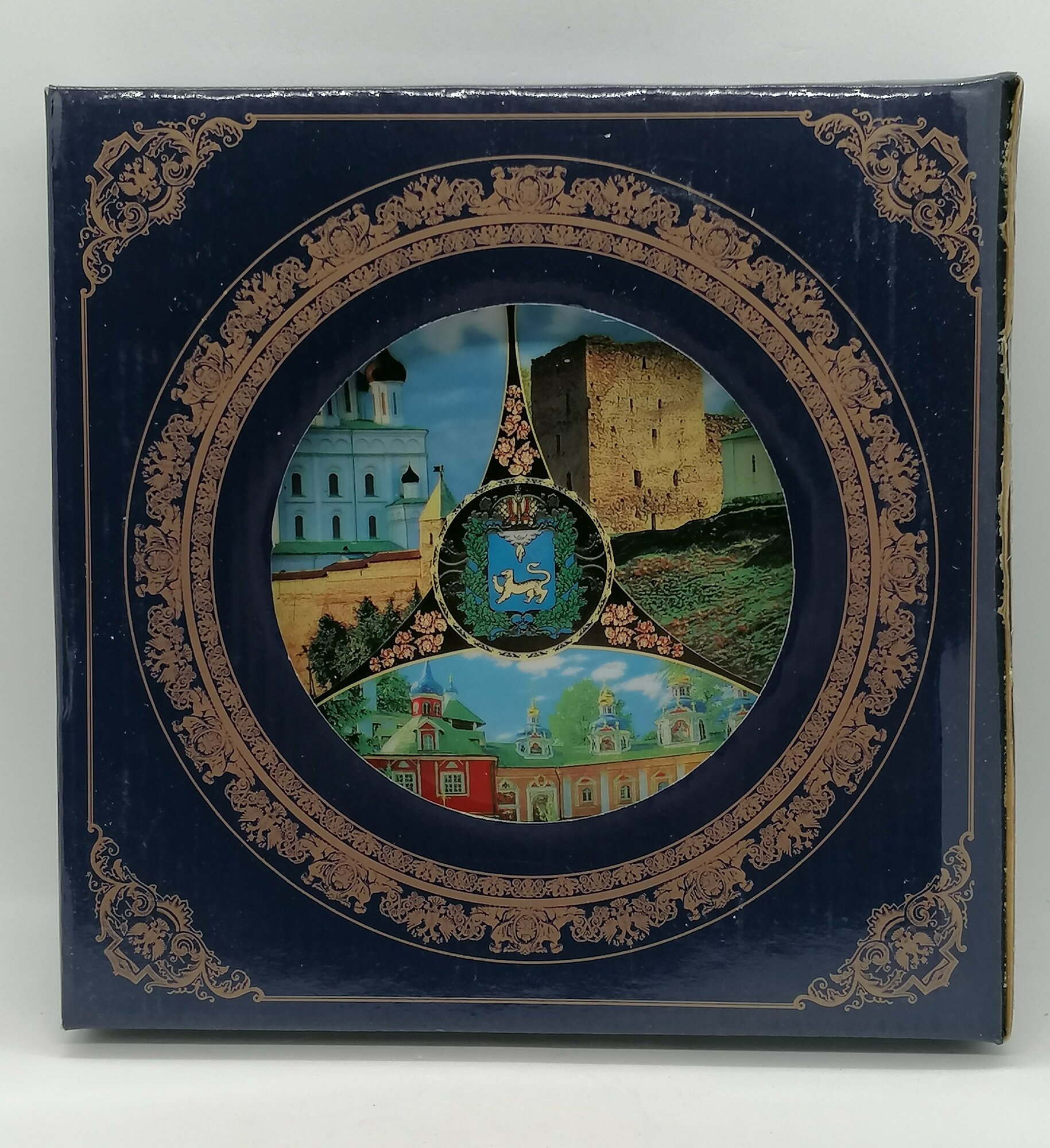 Тарелка фарфоровая, Псков, Печеры, Изборск, 20 см — фото 1