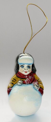 Изображение товара Елочная игрушка фарфоровая мальчик со снежком. Ручная работа Россия. Высота 9 см.