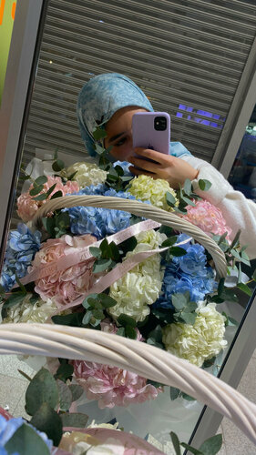 Изображение товара Корзинка живых цветов "Гортензии" NURA FLOWERS, 15 шт, эвкалипт авторская, высота 40 см