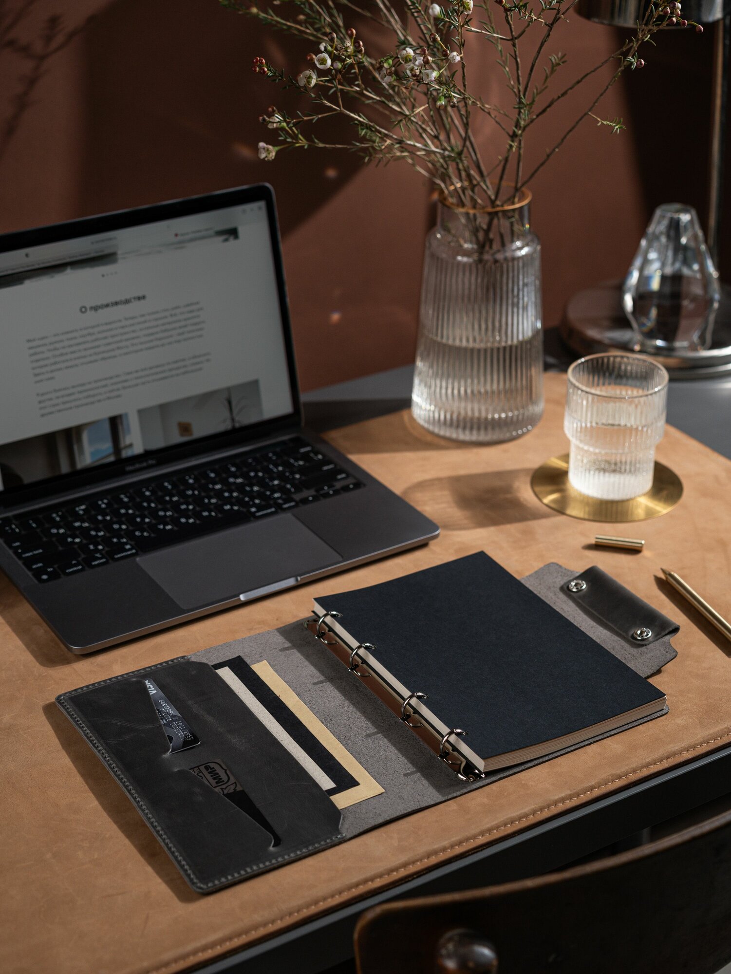 Ежедневник А5 с обложкой из натуральной кожи/Блокнот на кольцах со сменными блоками недатированный — фото 1