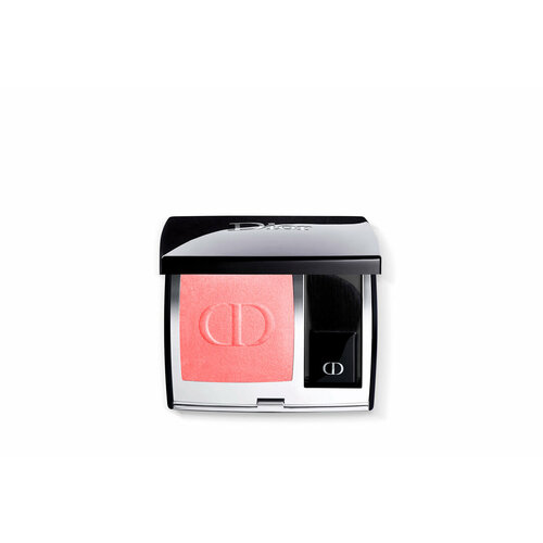 Dior переиздал румяна Rouge Blush, культовые румяна Дома Dior, которые подчеркивают скулы, придавая им стойкий здоровый эффект сияния. Их интенсивный цвет от-кутюр доступен в 4 финишах: матовом, сатиновом, голографическом и шиммере. Чистая* формула румян на 90%** состоит из ингредиентов натурального происхождения и содержит цветочные ингредиенты для ухода за кожей. Поддерживает увлажненность кожи и обеспечивает комфорт в течение всего дня. Мягкая, легкая текстура румян невероятно шелковистая и создает ощущение второй кожи. Оттеночный ряд румян Rouge Blush вдохновлен ​​культовой помадой Rouge Dior; спектр оттенков от розового до красного с вариациями кораллового, бежевого и сливового, придают лицу естественное сияние. Интенсивность цвета румян можно контролировать в соответствии с вашими пожеланиями для естественного или более пигментированного покрытия. *Для получения дополнительной информации посетите страницу Dior, «Хартия ответственного подхода к созданию формул». **Расчёт выполнен на основе стандартов ISO 16128-1 и ISO 16128-2. Включает процентное содержание воды. Остальные ингредиенты используются для повышения эффективности формулы, улучшения органолептических свойств и её действия с течением времени.