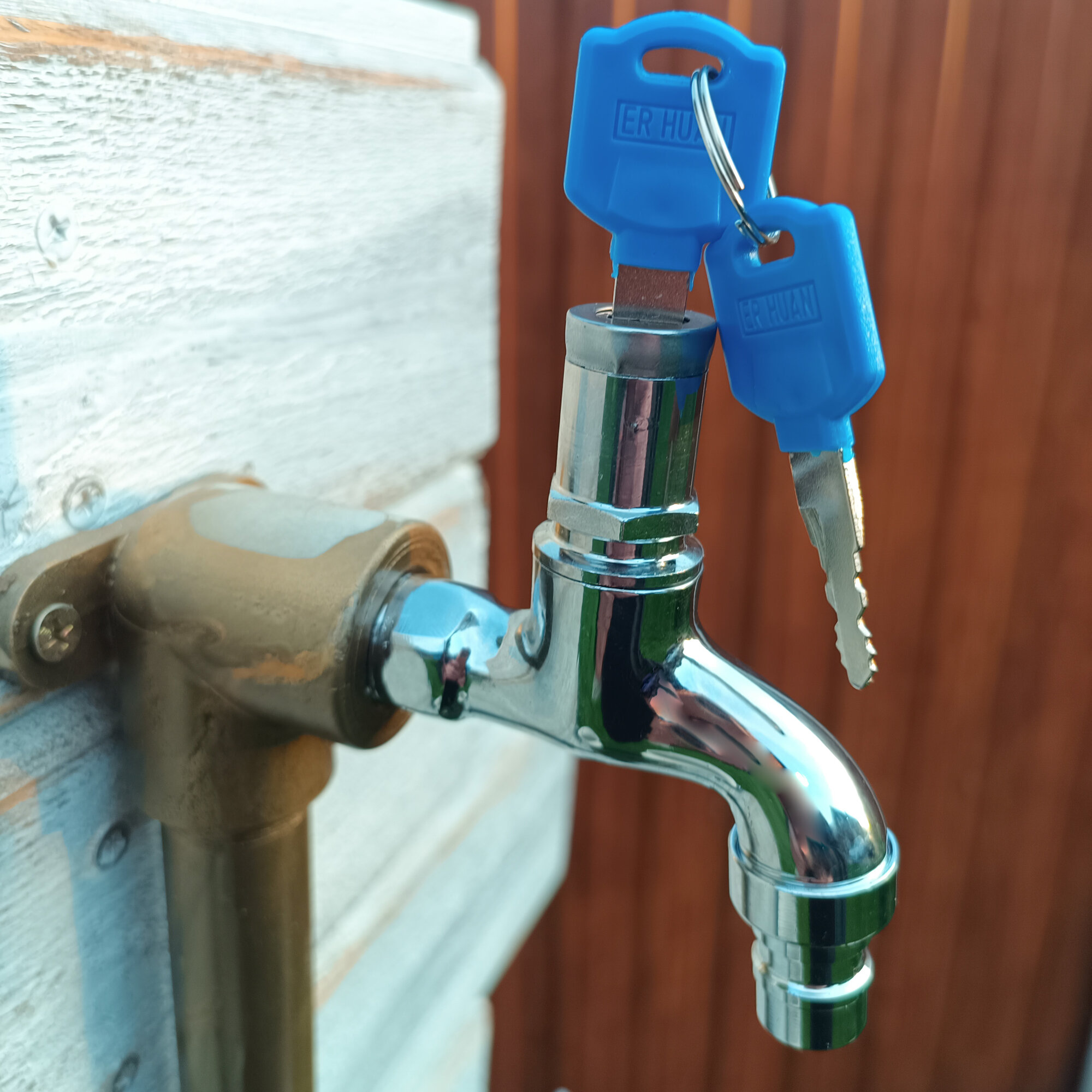 фото Кран водоразборный с замком и ключом легированный "Сосед" 1/2" Нар