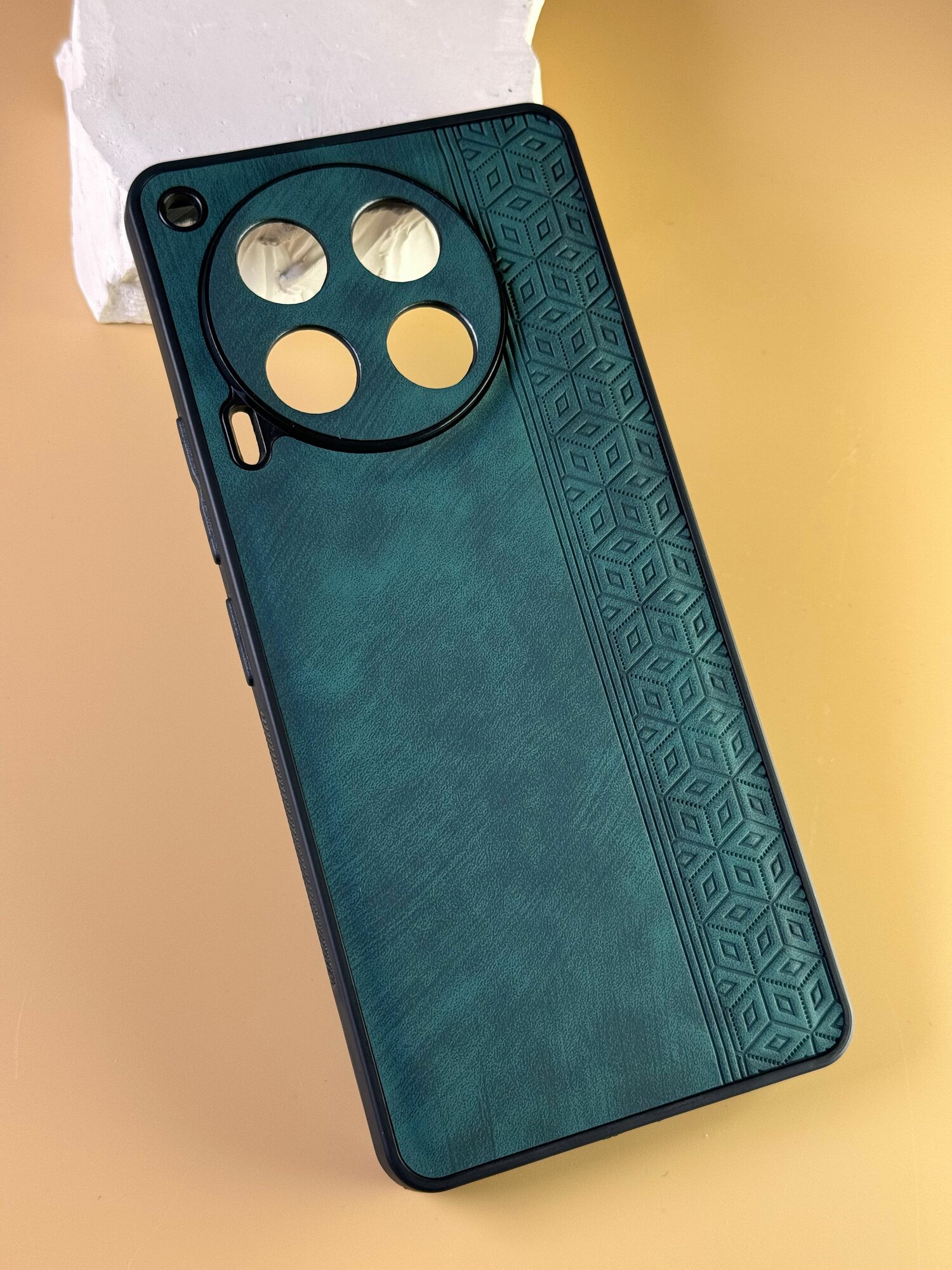 Чехол кожаный на Tecno Camon 30 / Чехол на Техно Камон 30 с защитой камеры, геометрия, зеленый — фото 1