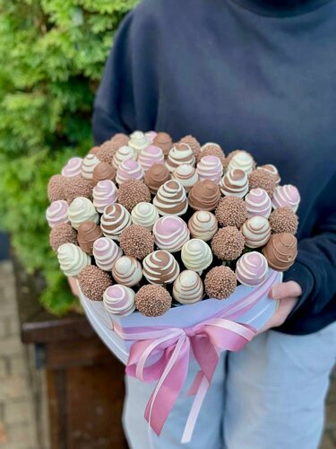 Изображение товара Коробка сердце с клубникой в белом, розовом и молочном шоколаде, темный воздушный рис, Morning 1, 26 см