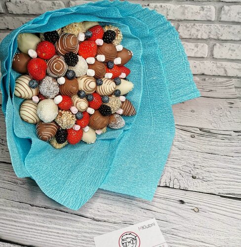 Изображение товара Букет Mklubni "Зефирный дождь", клубника в шоколаде, голубика, ежевика, зефир