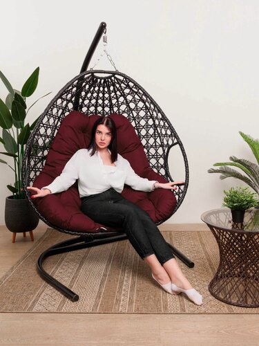 Изображение товара Подвесное кресло для двоих люкс, с ротангом чёрное, бордовая подушка