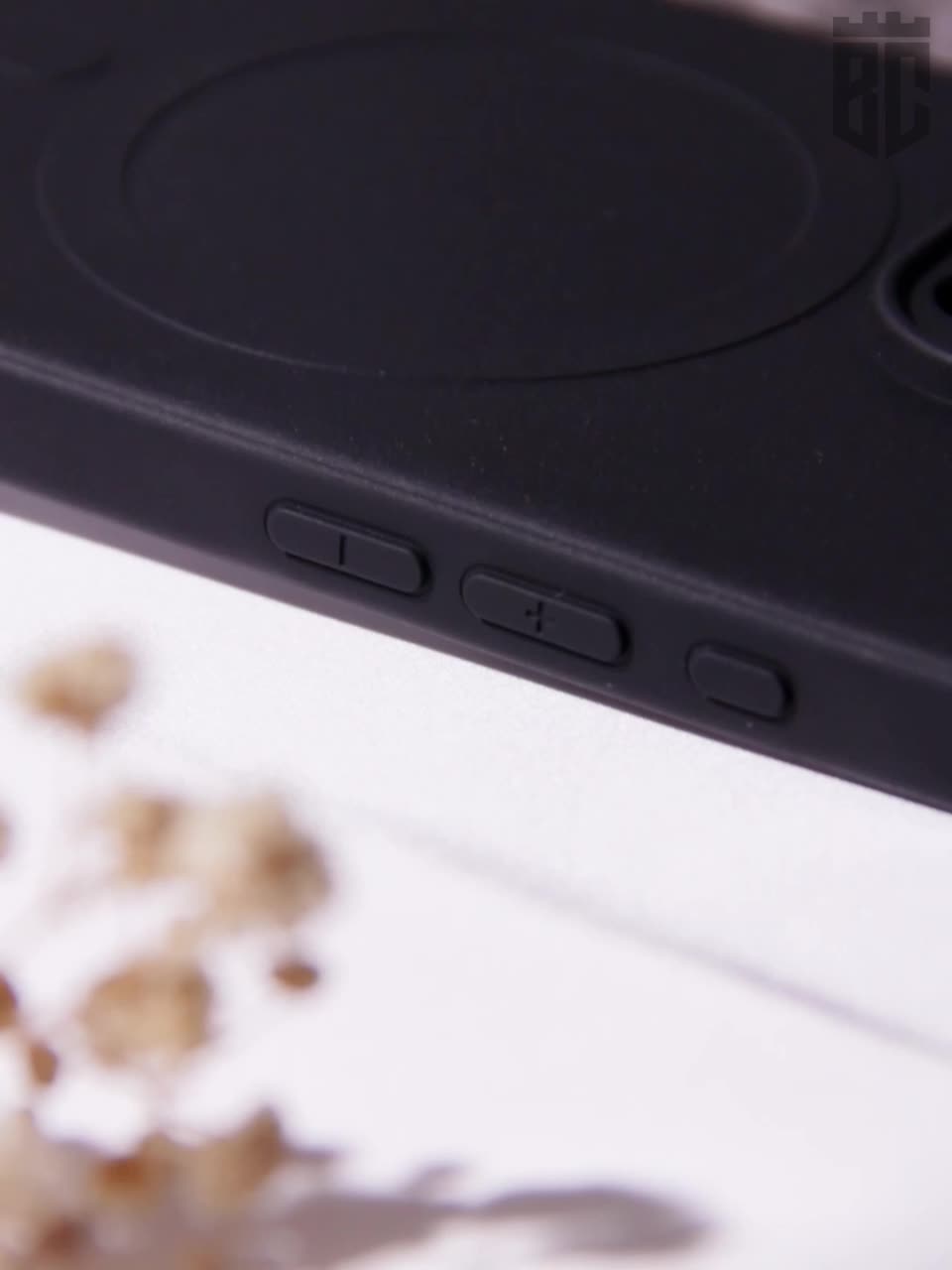 Матовый силиконовый чехол Broscorp на Apple iPhone 16 Pro (Айфон 16 Про), тонкий, с MagSafe, soft-touch, черный — фото 1