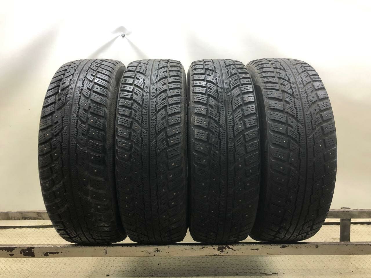 Kumho I'Zen RV Stud KC16 215/70 R16 БУ Шины Зимние