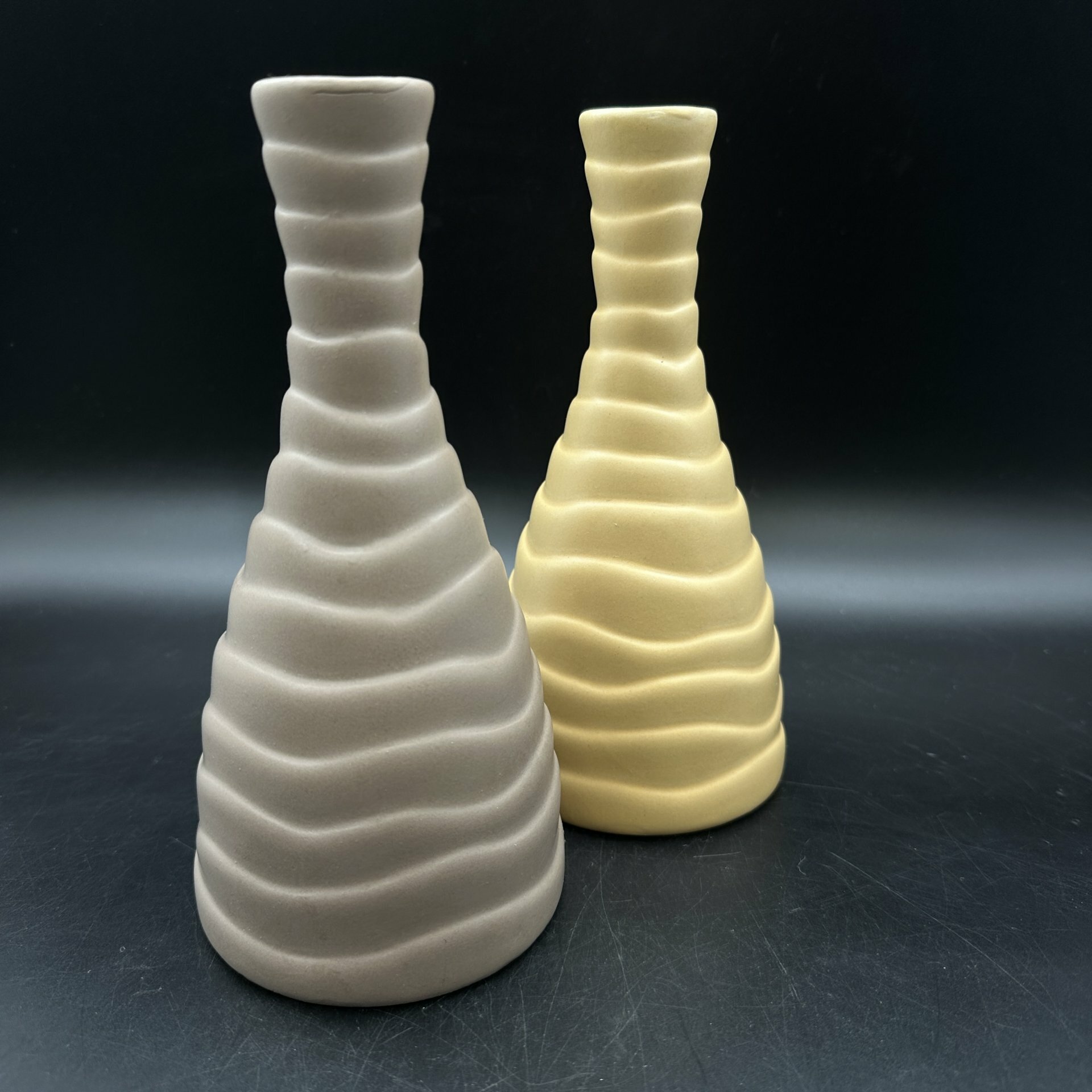 фото Набор из 2-х ваз с рельефным декором, керамика, Китай, 2010-2020 гг.