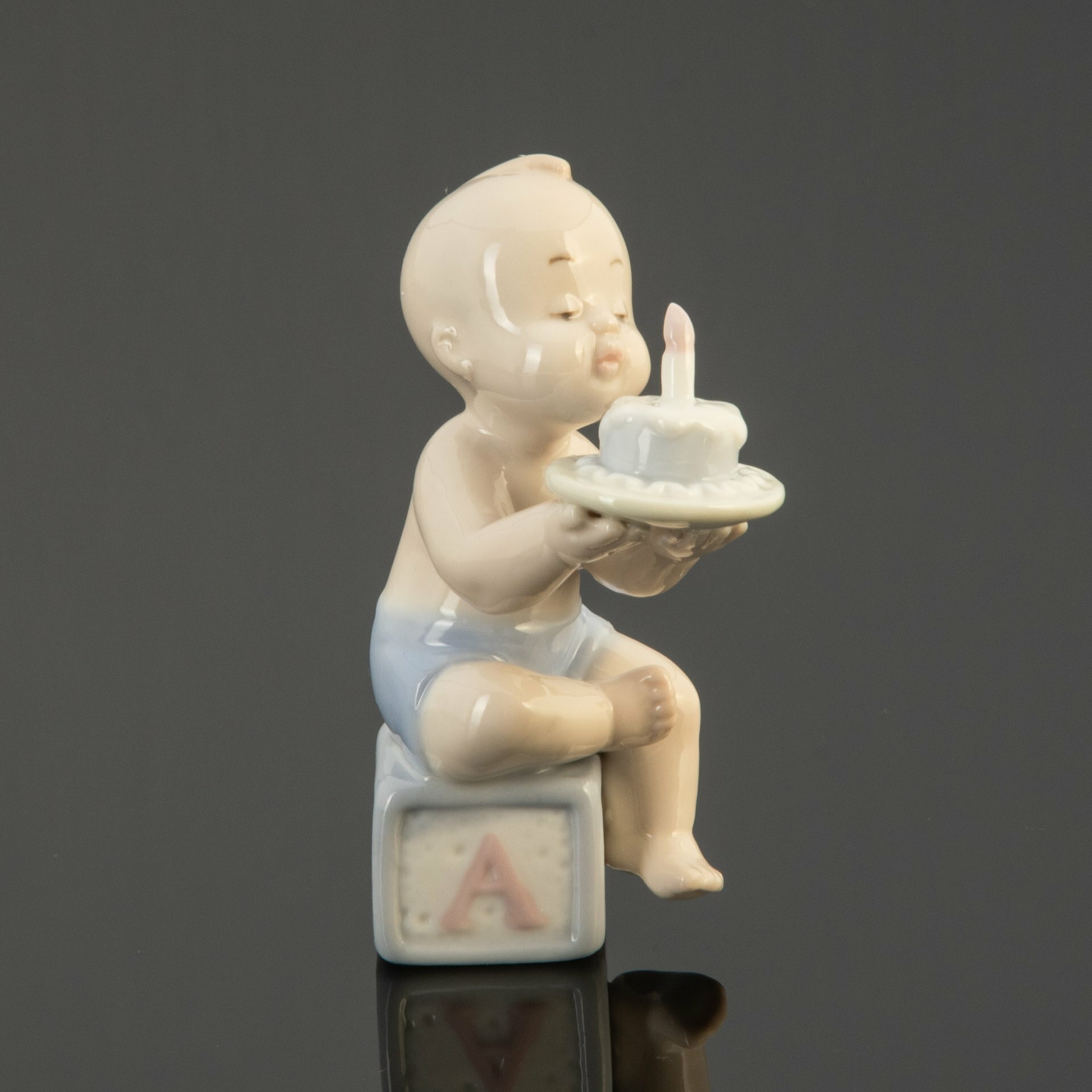 фото Статуэтка "Именинник", фарфор, Pavone, Италия, 2023 г.