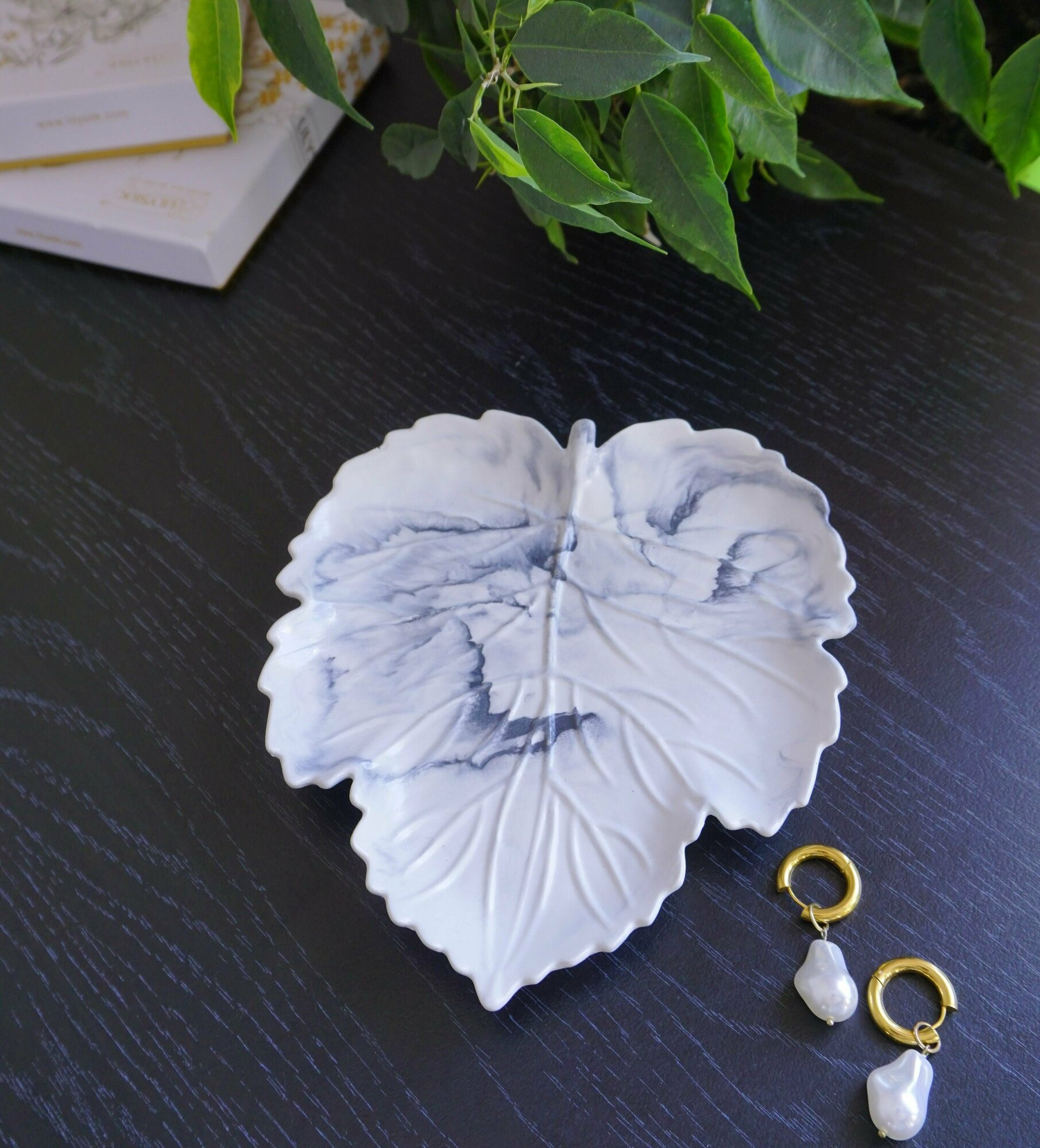 Тарелка " Кленовый лист" декоративная интерьерная с мраморным рисунком, ручной работы