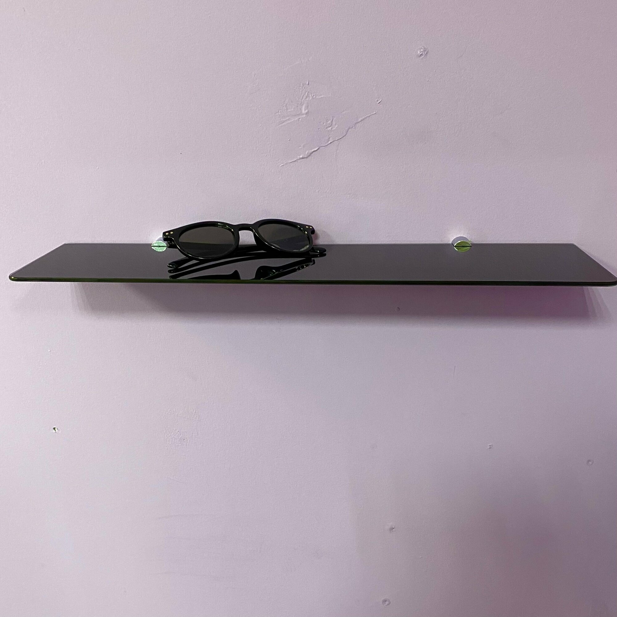 фото Черная стеклянная полка в ванную 60х13 см из стекла лакобель