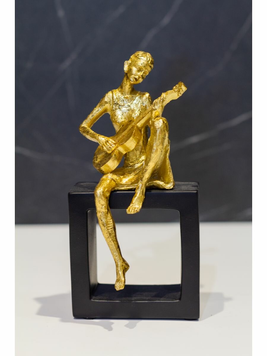Статуэтка Девушка с гитарой Bayona Casaentera CE05-245494 золото/черный 100х75х205