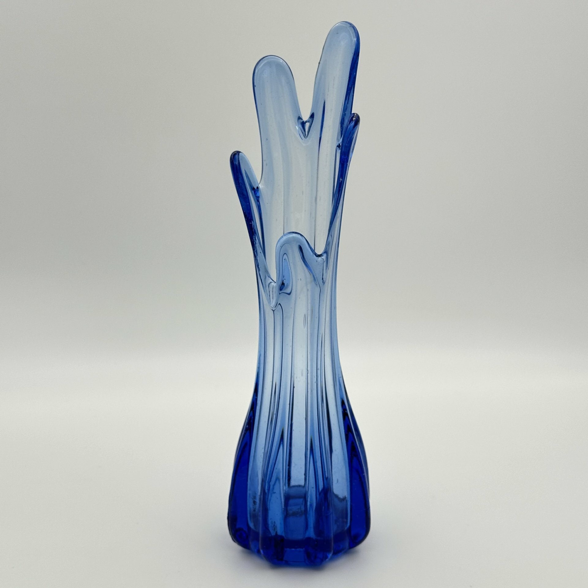 фото Ваза миниатюрная синего цвета с асимметричным бортом, стекло, гутная техника