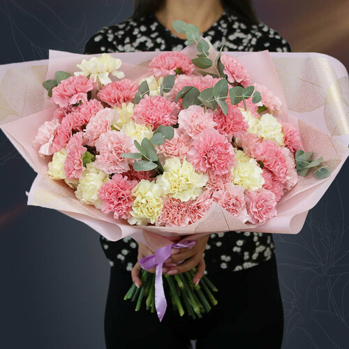 Изображение товара Гаянэ - сборный букет из 51 гвоздики микс с эвкалиптом в матовой пленке с атласной лентой от 2name Flowers