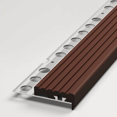 Изображение товара Угловая противоскользящая накладка на ступени 35 мм, длина 2,5 м, Лука ПУ10, алюминиевая, со вставкой из ПВХ, коричневая 428