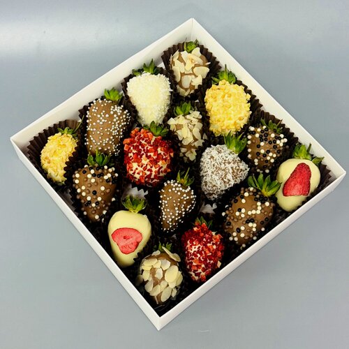 Изображение товара Набор из "Клубники в бельгийском белом и молочном Шоколаде Mix" (16 - 20 штук) упаковано в белой коробке с прозрачной крышкой и фиксировано атласной лентой.