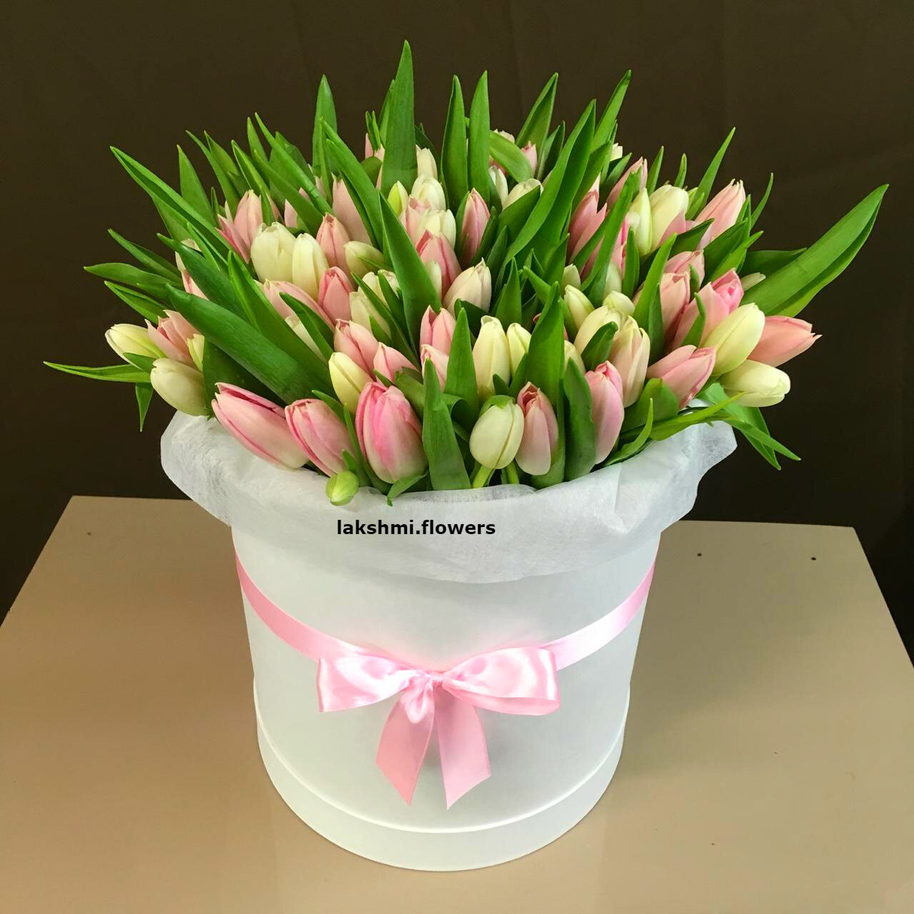 101 тюльпан микс / 101 розовый и белый тюльпан в шляпной коробке