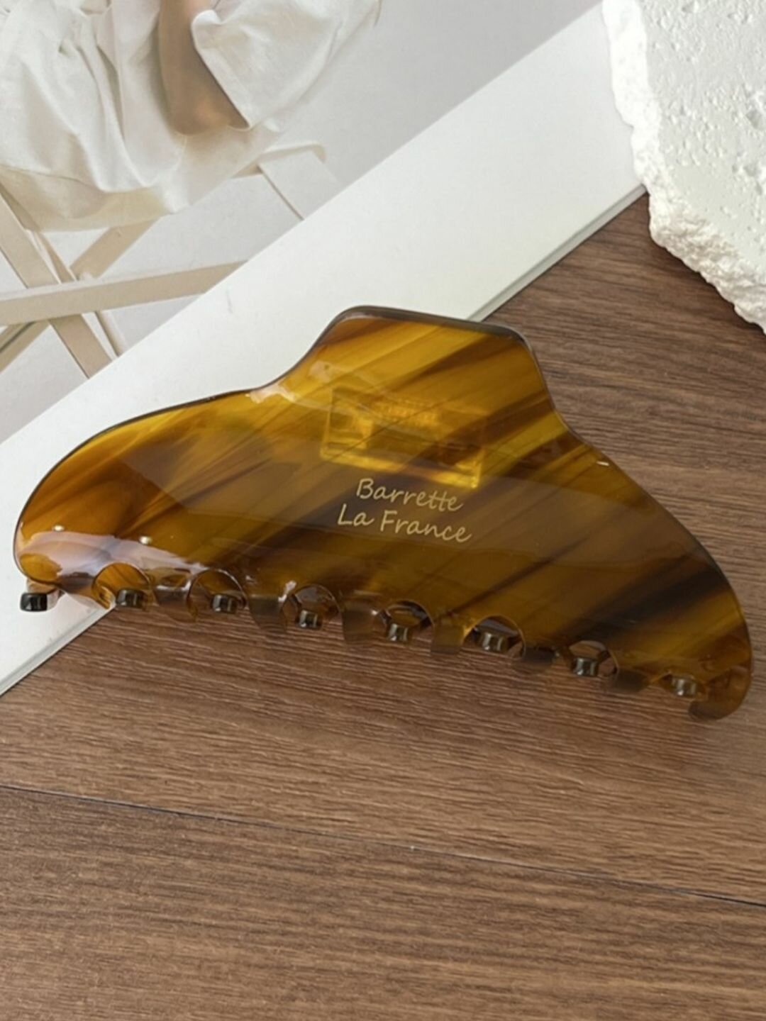 Крабик заколка от Merve Крепко держит волосы, не повреждая их