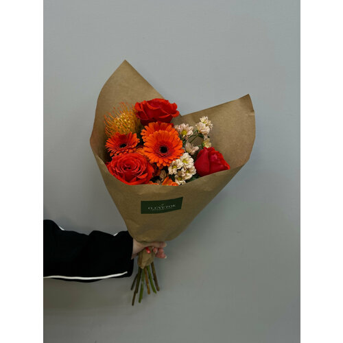 Букет с розами, гермини и хризантемой сантини