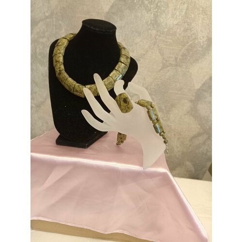 фото Комплект бижутерии syupeyan комплект колье браслет и серьги syupeyan из бусин: колье, зеленый