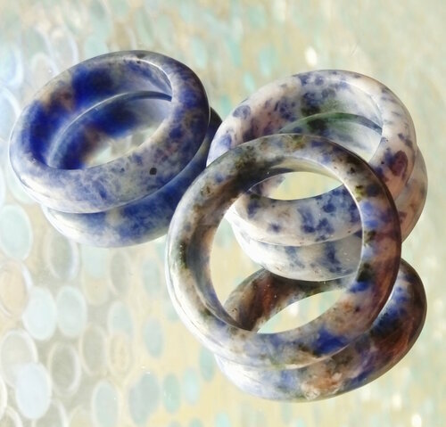 Кольцо Кольцо Содалит гладкое 18 мм цельный камень здоровья, счастья и удачи, содалит, размер 18, голубой