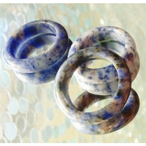 фото Кольцо кольцо содалит гладкое 18 мм цельный камень здоровья, счастья и удачи, содалит, размер 18, голубой индия