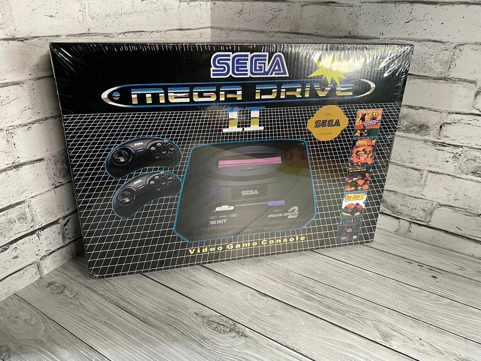 "SEGA MegaDrive 2" - 16-битная игровая приставка с поддержкой картриджей и геймпадом