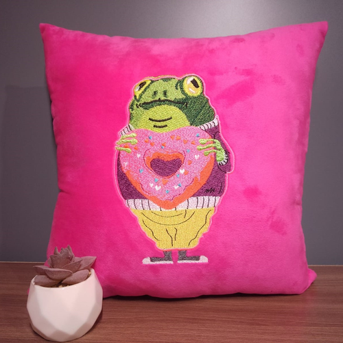 Подушка декоративная с вышивкой Жаба с сердечком 35x35 см 2200₽