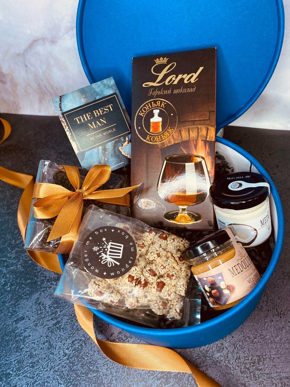 Подарочный набор в шляпной коробке с шоколадом Wonder me box / Праздничный оригинальный большой подарок любимому мужчине, парню, другу, папе 23 февраля День рождения