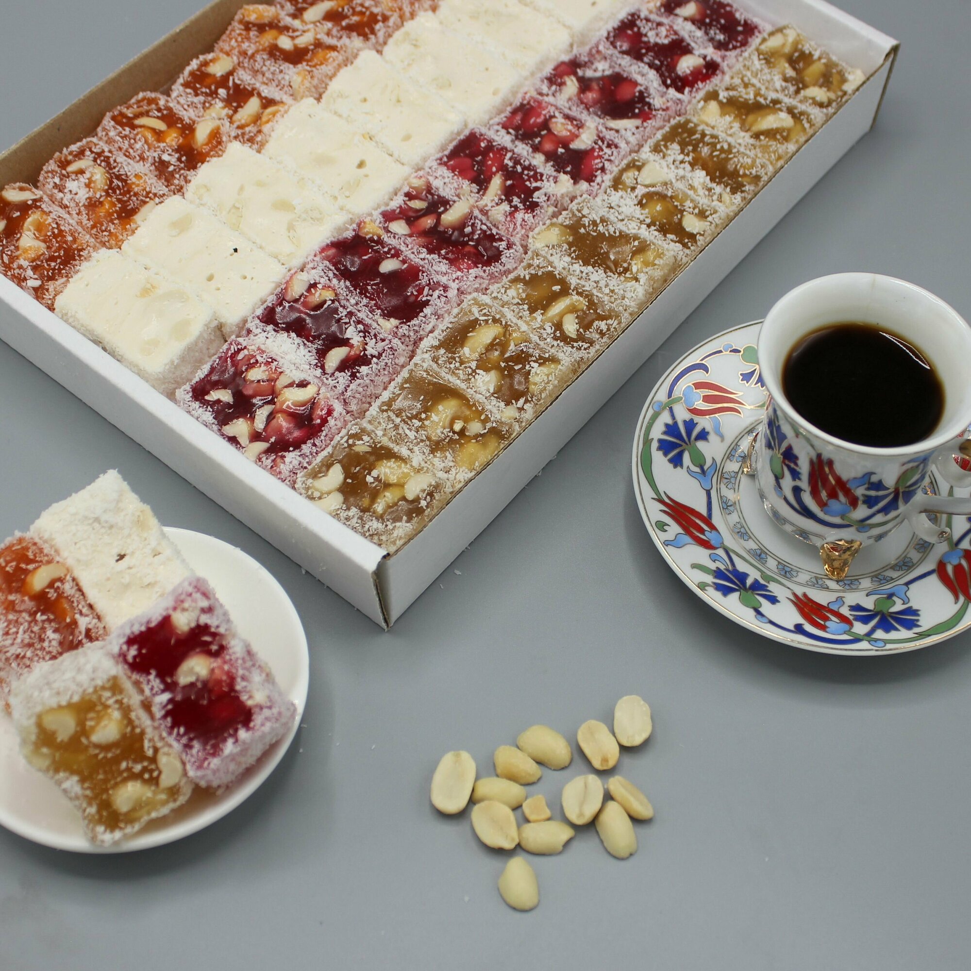Рахат лукум 1 кг с арахисом "Хюррем" (Гарем), 4 вкуса в подарочной коробке: апельсиновый, молочный, малиновый и ванильный - сладкий подарок на день рождения, приятный подарок на праздник, 8 марта — фото 1