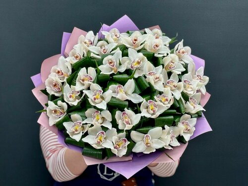 Изображение товара Букет wowflo "Орхидеи", монобукет, 35 цветов, высота 45см, белая оберточная бумага