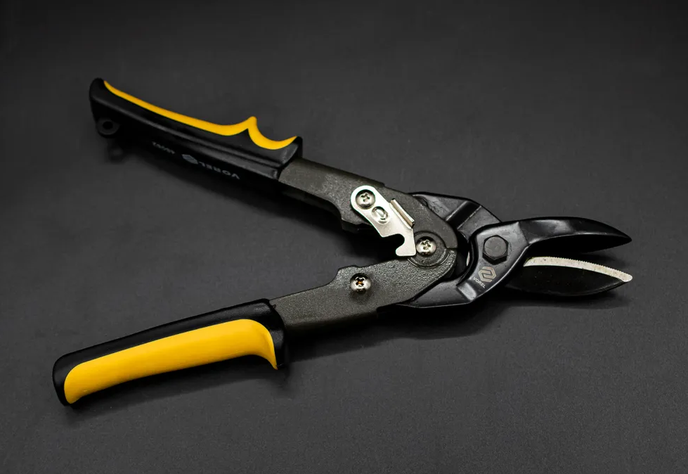 Ножницы по металлу VOREL 250 мм двухкомпонентная ручка CrNi прямые