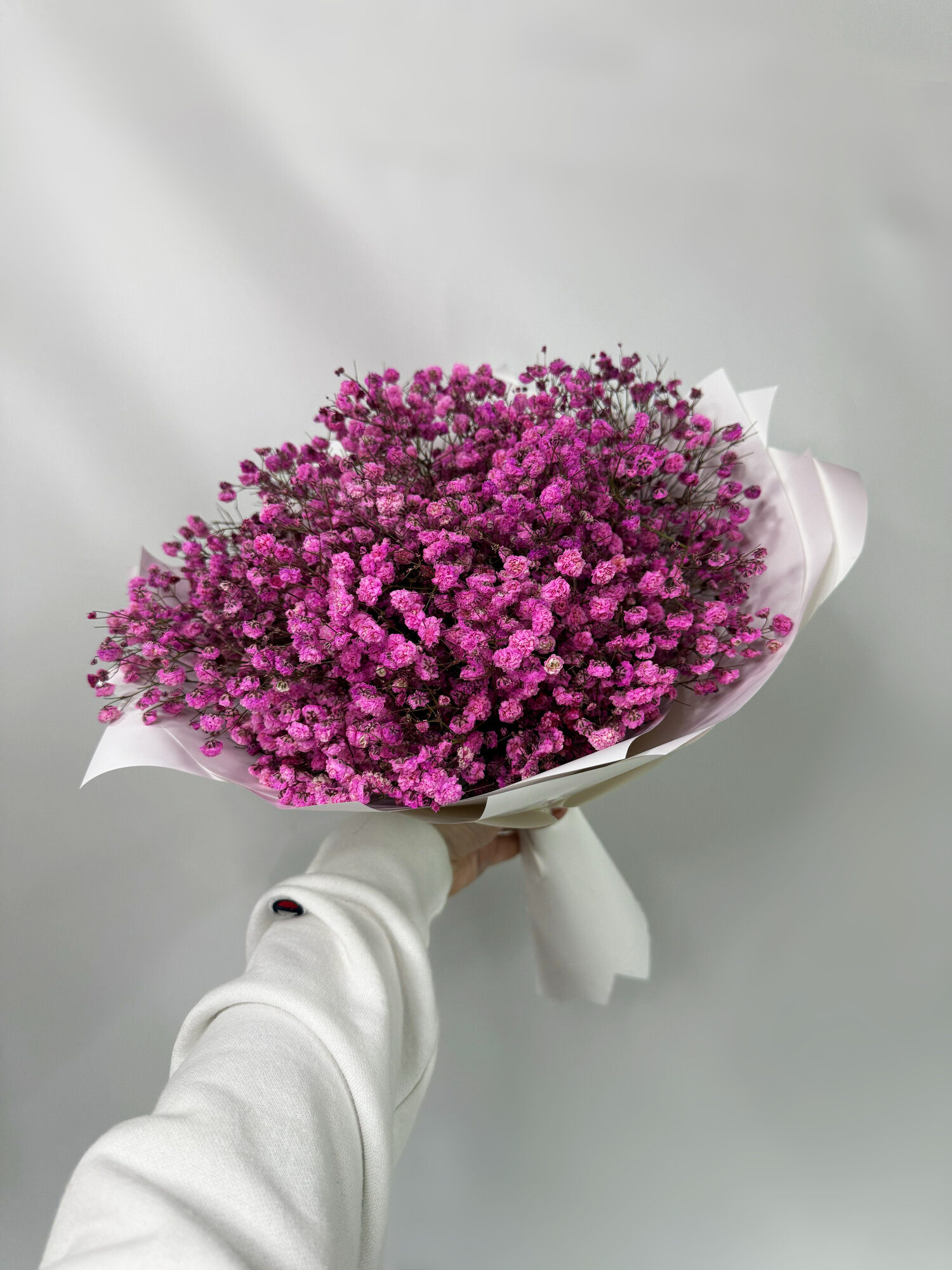 Стойкий букет из 15 ярких розовых гипсофил "Pink cloud" в подарочной упаковке