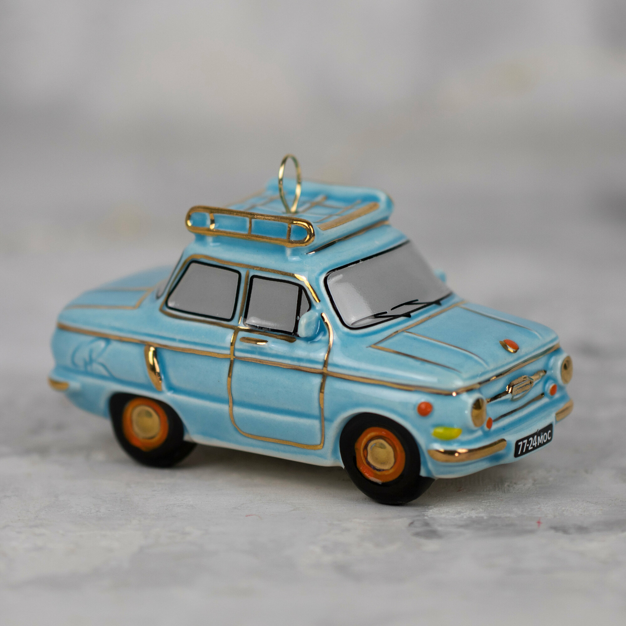 Ёлочная игрушка/ транспорт /машина "Запорожец "Ушастый" с багажником голубой/ Фарфор