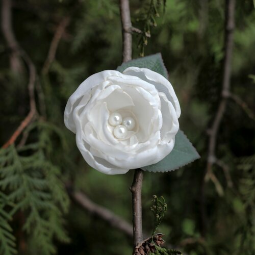 Заколка для волос ручной работы с белой текстильной розой с листьями украшение для волос для девочки роза санмейд миниатюрная топалович