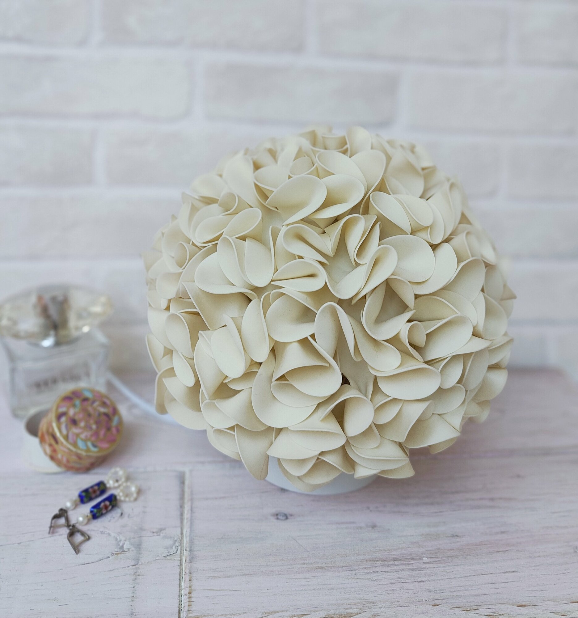 Декоративный светильник-ночник в виде цветка Гортензии белый-сливочный - фотография № 2