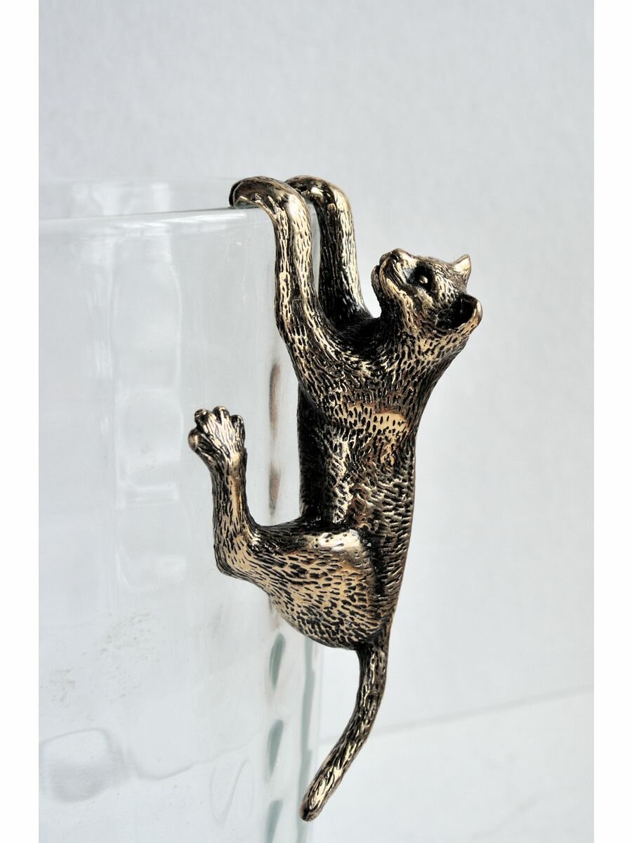 фото Кошка висячая на стакане латунная статуэтка