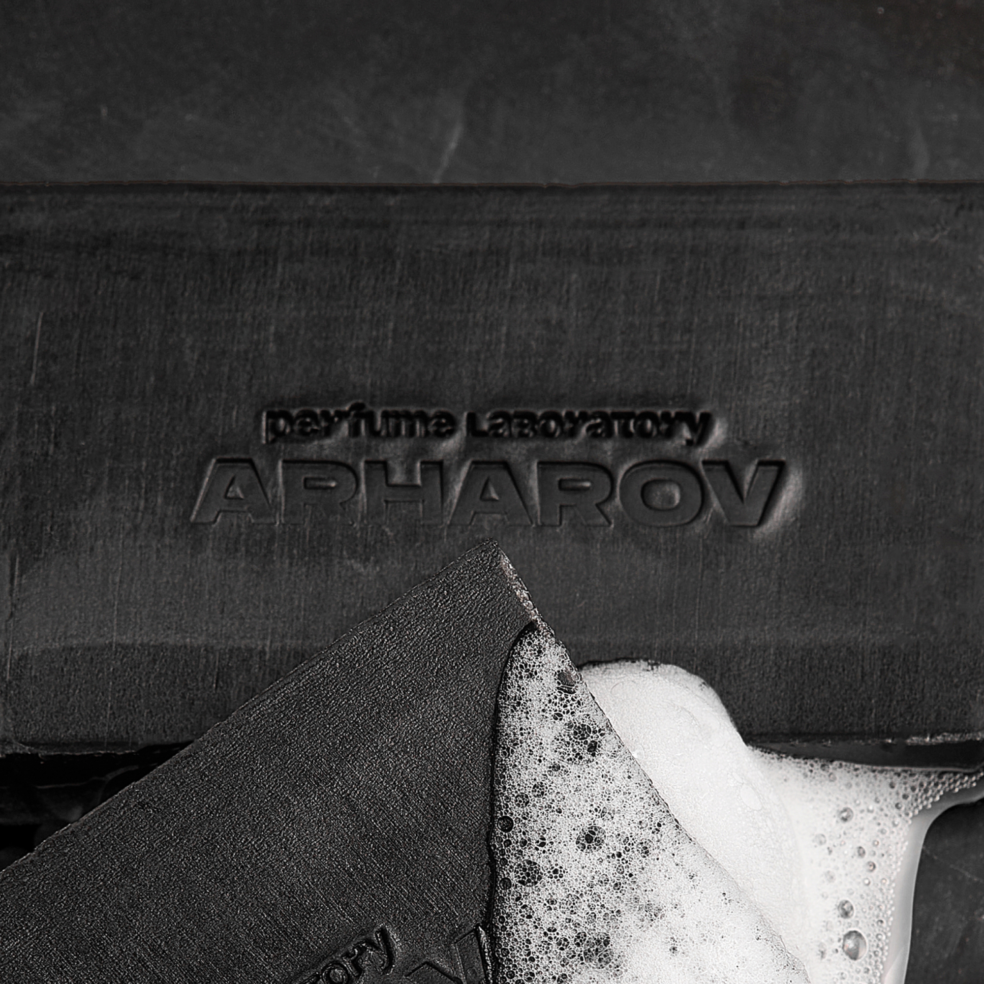 Парфюмированное твёрдое мыло №05 "ARHAROV" с древесным углём, туалетное, ручной работы | бергамот, кориандр, мед, амбра, табачные листья, уд, бобы тонка, темный мускус | 85 гр