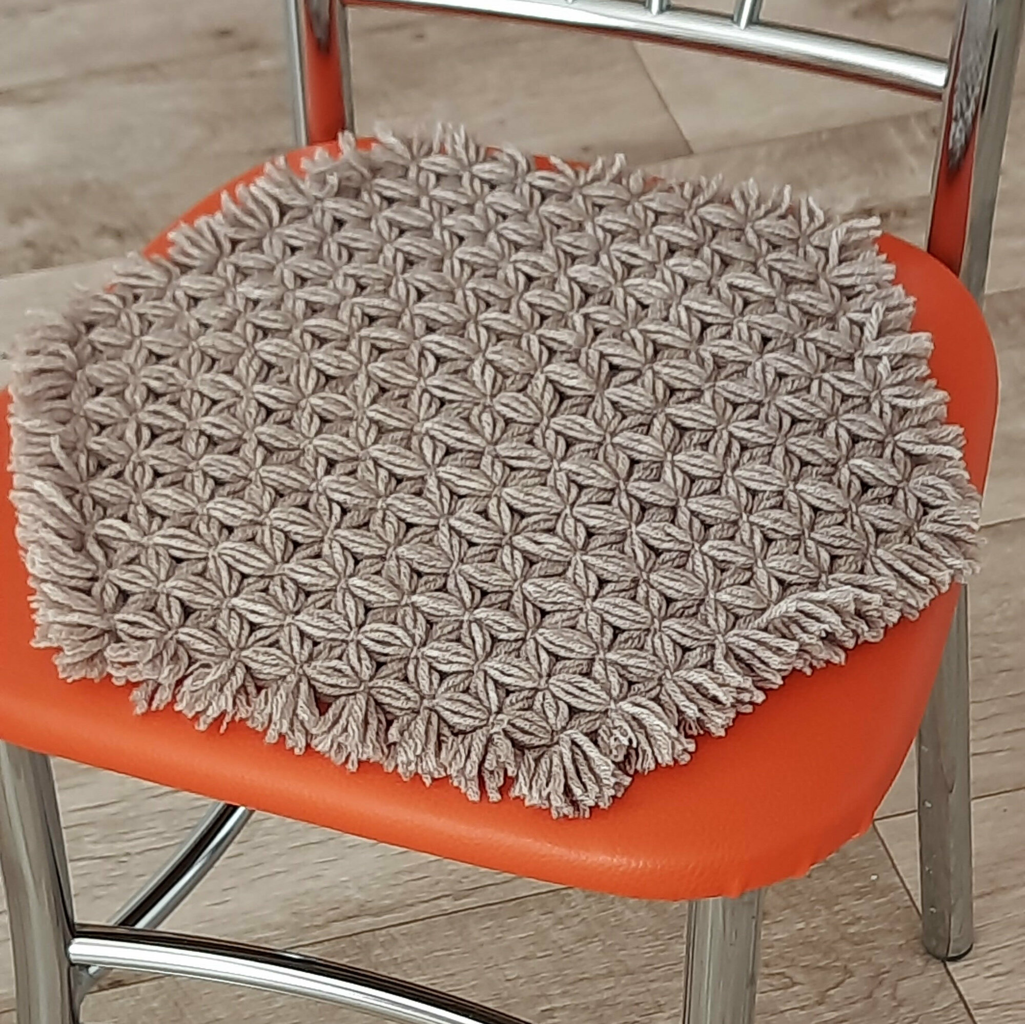 Комплект серых ковриков для стула