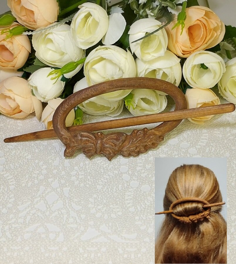 Заколка для волос из дерева Овал с объёмным узором Бабочка ручной работы, коричневая / Украшение ЭКО из дерева