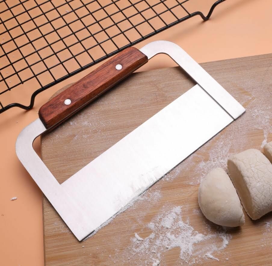 Скребок нож кулинарный для теста с деревянной ручкой и лезвием из нержавеющей стали