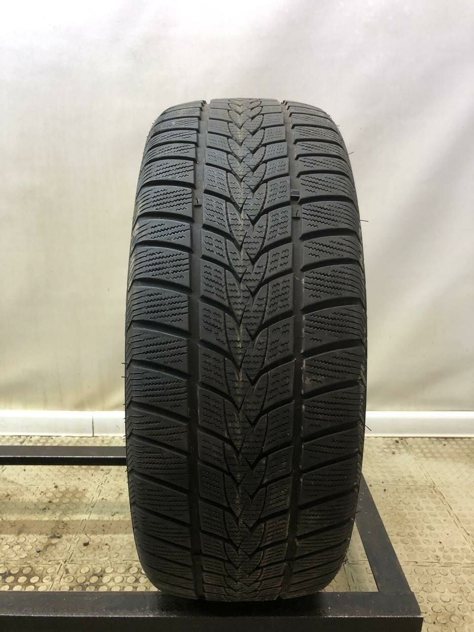 Minerva FrostTrack UHP 215/45 R18 БУ Шины Зимние