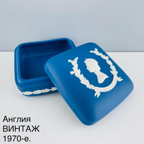 Винтажная шкатулка "Королева Елизавета II". Бисквитный фарфор Wedgwood. Англия, 1970-е.