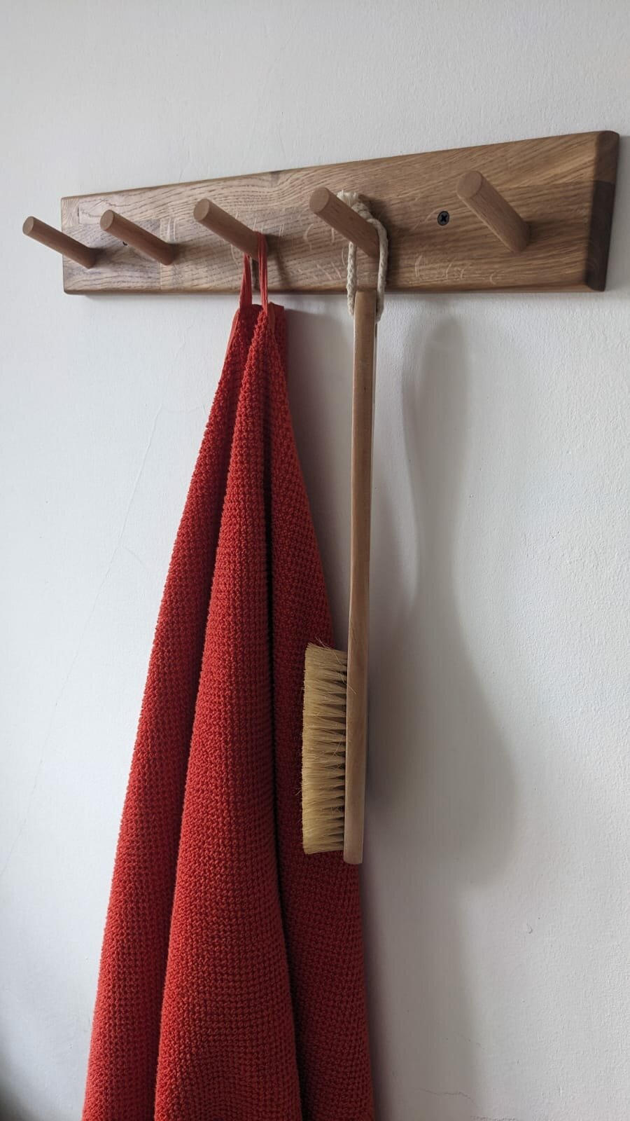 фото Настенная вешалка из массива дуба и бука